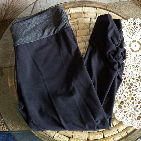 Zobha Pants - Zobha Capri Leggings